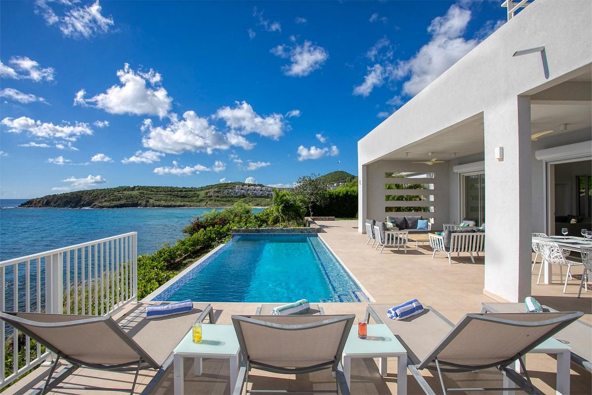 Location villa St Martin - Piscine bordée de bains soleil